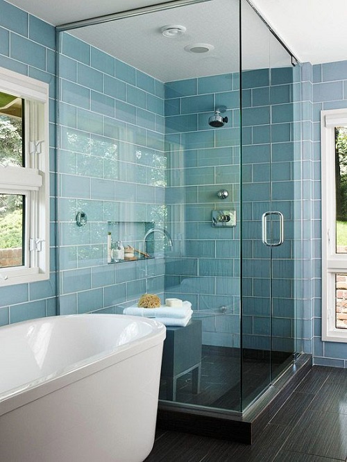 
Tường ốp gạch xanh và sàn màu đen sáng bóng chắc chắn sẽ tạo cảm giác phòng tắm luôn được sạch sẽ.
