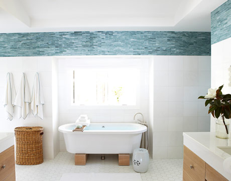 
Gạch ngói màu xanh màu ngọc lam sáng ốp gần trần nhà mang đến vẻ tươi mát và yên bình cho phòng tắm kiểu spa ở Laguna Beach, California này.
