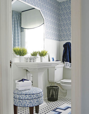 
Nhà thiết kế T. Keller Donovan đã dùng vải trong nhà lẫn ngoài trời cho bức tường phòng tắm để phù hợp với sàn nhà màu xanh – trắng.

