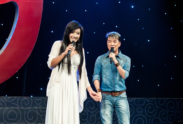 Trên sân khấu ca nhạc, Trấn Thành cũng nhiều lần biến mình thành cô gái xinh xắn, đáng yêu và sánh đôi bên ca sĩ Đàm Vĩnh Hưng.