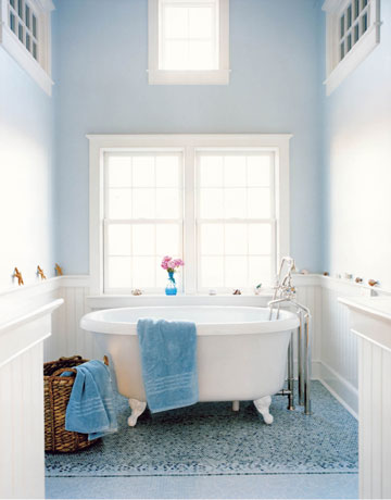 Căn phòng tắm màu xanh này có vẻ thoáng mát nhờ trần nhà cao và các bước tường sơn màu của Farrow & Balls Borrowed Light. Nhà thiết kế Frank Roop đã dựng hình sàn nhà lát gạch mosaic bằng phần mềm CAD, và hãng sản xuất gạch đã thực hiện nó thành một mảnh, như một tấm thảm. Phần còn lại của phòng tắm trong ngôi nhà Nantucket này cũng ngập trong màu xanh dương.