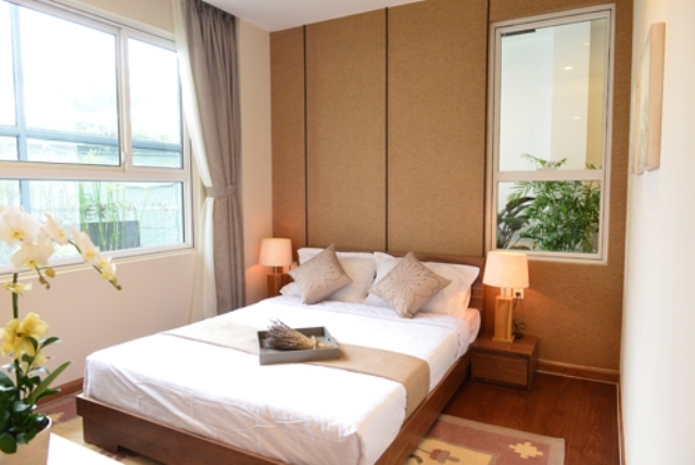 
Phòng ngủ sử dụng tông màu nâu gỗ và trắng thanh lịch, thiết kế cửa sổ lớn tạo sự thông thoáng cho cả phòng
