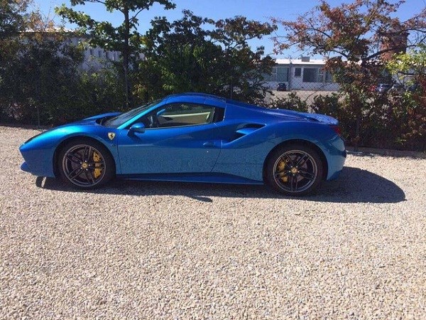 
Thiếu gia 9X từng gây xôn xao giới mộ điệu khi tháng 12/2016 anh trình làng chiếc Ferrari 488 Spider màu xanh dương đầu tiên tại Việt Nam, với giá bán khoảng 270.000 USD tại nước ngoài.
