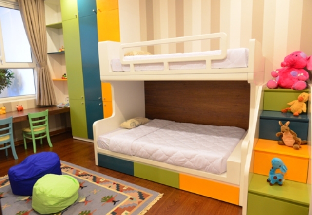 Phòng ngủ của bé có trang bị giường tầng, bàn học và nhiều đồ chơi cho trẻ thoải mái vui chơi