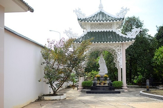 Bước vào sau cánh cửa vững chãi của biệt thự hoành tráng này, mọi người chú ý nhất là Tượng Phật Bà Quan Âm đặt ở trước nhà.