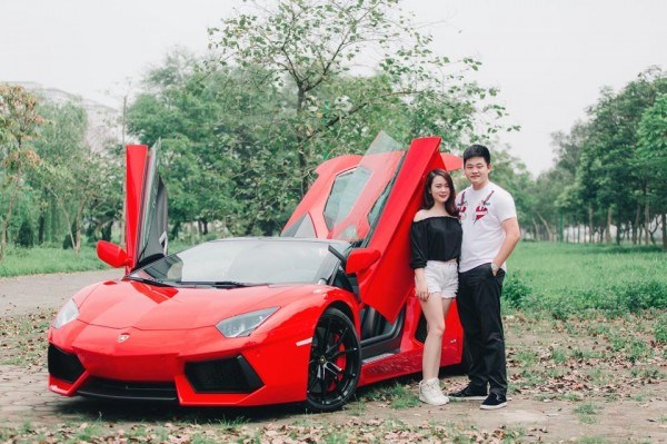 Trong bộ sưu tập siêu xe của mình, Sơn Tùng thích nhất là chiếc Lamborghini Aventador Roadster màu đỏ. Đây cũng thuộc diện hàng độc tại Việt Nam.