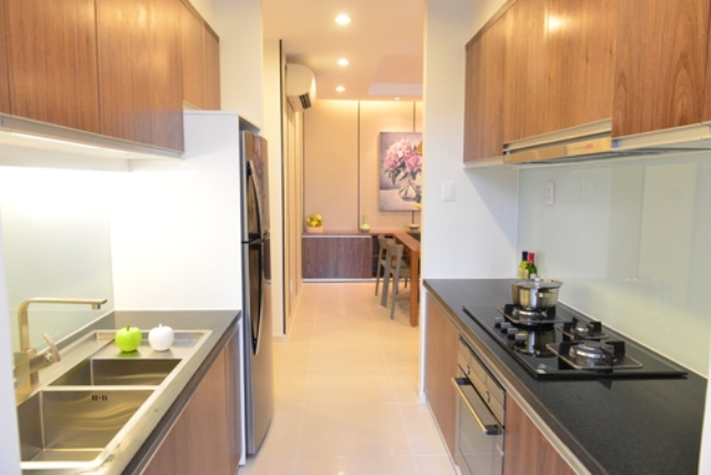 Phòng bếp thiết kế theo chiều dọc vừa khoa học vừa tiết kiệm diện tích không gian phòng