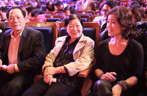 
Ba mẹ Mỹ Tâm (trái) có mặt từ khá sớm ở sân khấu Nhà hát Trưng Vương, thành phố Đà Nẵng để ủng hộ con gái trong show diễn Gởi tình yêu của em tối 16/1/2014 .
