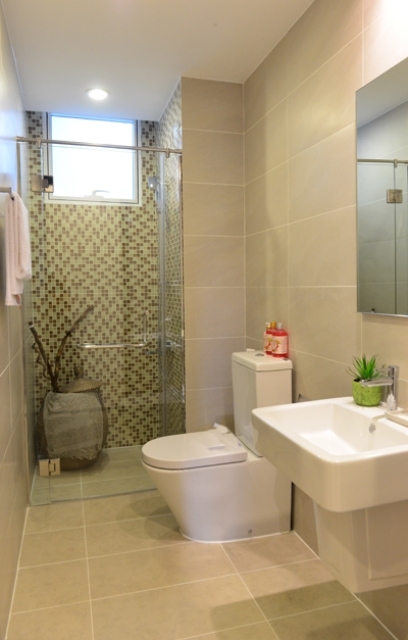 Phòng tắm nhỏ gọn, sử dụng vách kính thông minh và gạch khác màu phân chia khu vực bồn tắm