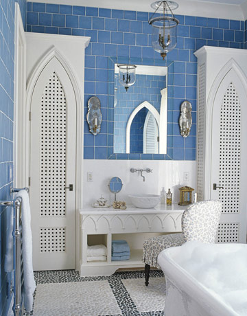 Căn phòng tắm màu xanh phong cách Ma rốc là thiết kế của Robin Bell đã dùng gạch thủy tinh màu xanh cô ban và sàn lát gạch mosaic lấp lánh.