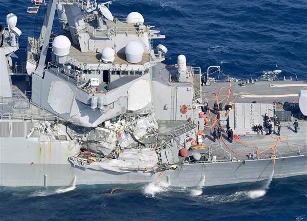 
Tàu khu trục USS Fitzgerald bị hư hỏng nặng. (Ảnh: AP)
