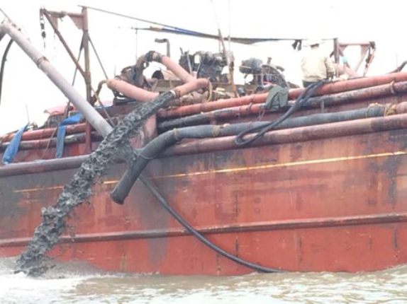 
Tàu xả thải xuống vùng biển giáp ranh giữa hai tỉnh Nghệ An - Thanh Hóa.
