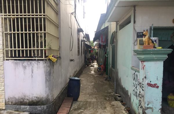 Con hẻm, nơi người ch&aacute;u ph&aacute;t hiện &ocirc;ng chết trong tư thế treo cổ