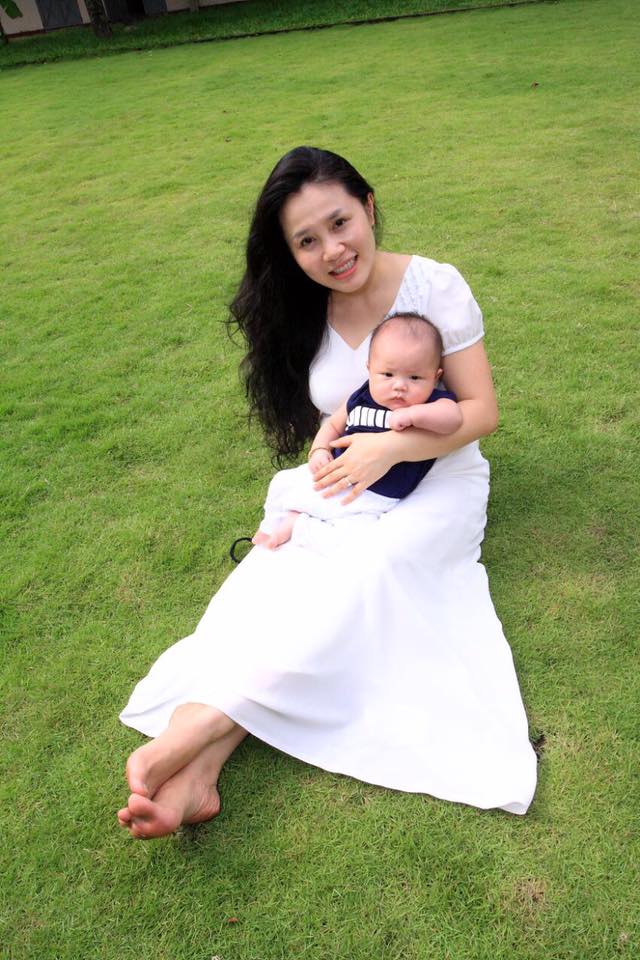 
Cuối tuần chị d&agrave;nh trọn cho con trai b&eacute; bỏng. Ảnh TTV.
