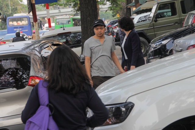 
Tình trạng dừng đỗ xe tràn lan trước cửa Đài Phát thanh và Truyền hình Hà Nội.
