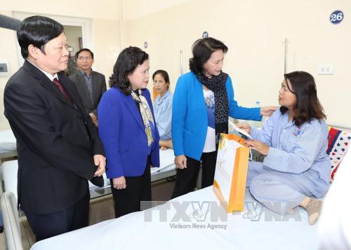 
Chủ tịch Quốc hội Nguyễn Thị Kim Ngân thăm, động viên bệnh nhân ung thư điều trị tại BV K. Ảnh: TTXVN

