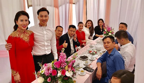 
Hình ảnh hiếm hoi của MC Thành Trung hạnh phúc bên vợ trong Lễ ăn hoi
