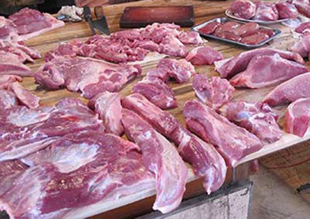 
Vụ lợn bị tiêm thuốc an thần đã khiến giá thịt tại các chợ trên địa bàn Hà Nội có sự sụt giảm. Ảnh: KỲ ANH
