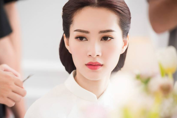 
Hoa hậu Việt Nam khoe vẻ đẹp trong sáng không tì vết trong đám hỏi của mình.
