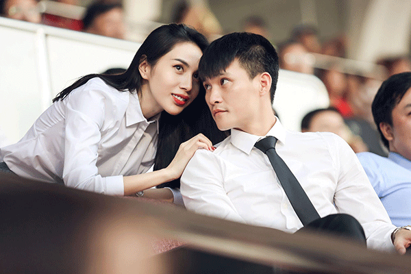 
Thủy Tiên có mặt tại trận mở màn giải bóng đá V-League năm 2017 cùng chồng.
