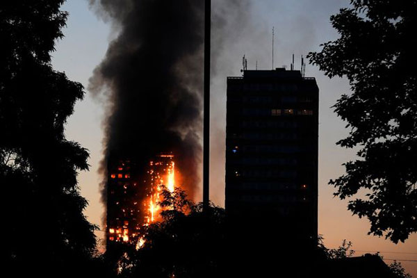 
Hiện trường vụ hỏa hoạn kinh hoàng được ghi lại bởi các phóng viên ảnh của các hãng tin Reuter, AFP.
