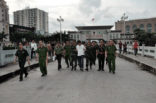 
Đối tượng Tú được nước bạn bàn giao cho Công an tỉnh Quảng Ninh.
