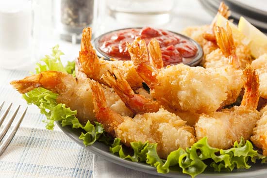 
T&ocirc;m ti&ecirc;m tạp chất qua chế biến thường được b&aacute;n v&agrave;o c&aacute;c nh&agrave; h&agrave;ng, tiệc cưới hỏi... Ảnh minh họa
