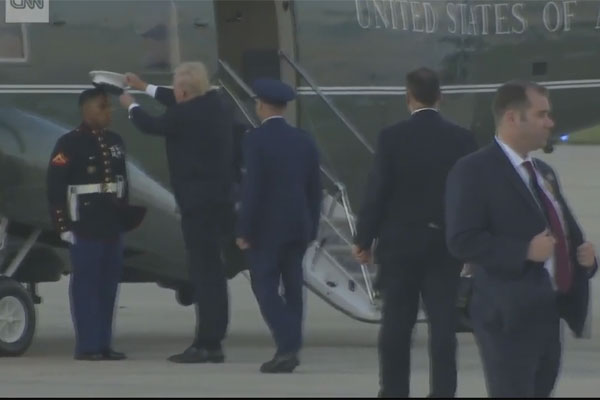 
Tổng thống Donald Trump chỉnh sửa mũ cho sĩ quan.
