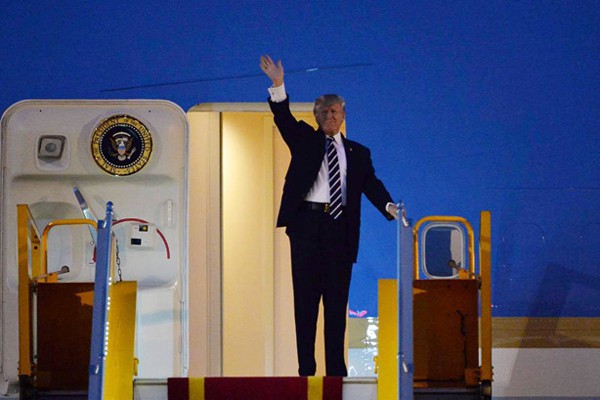 
Tổng thống Donald Trump vẫy chào tại sân bay Nội Bài, Hà Nội lúc 15h44. Ảnh Zing
