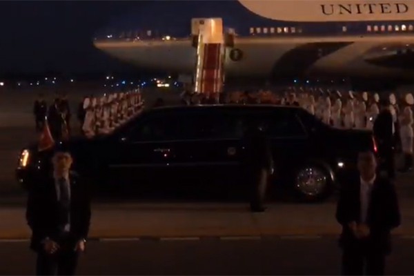 Ngay lập tức, Tổng thống Donald Trump được đón bằng xe Cadilac One. Đây là hai chiếc xe, ông đem theo trong chuyến công tác tại hội nghị APEC.