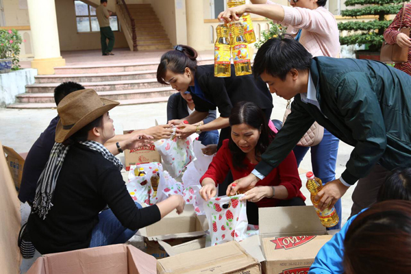 
Hội Doanh nhân Thanh Hóa tại Hà Nội tổ chức trao quà cho người dân vùng lũ.
