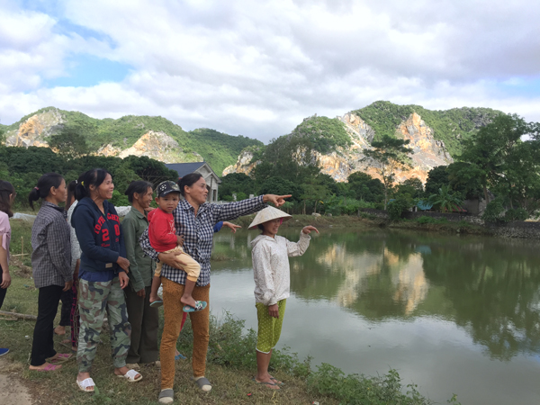 
Người dân vẫy chào đoàn thiện nguyện.
