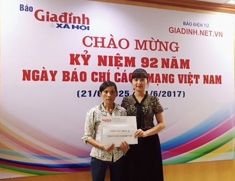 
Bà Phạm Thị Thu Ngọc đại diện chuyên mục Vòng tay nhân ái – Báo Gia đình & Xã hội trao tiền cho chị Nguyễn Thị Vui là mẹ bé Chiến. Ảnh PT
