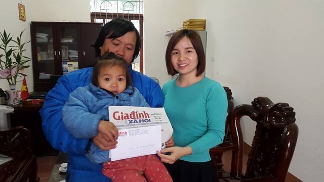 
PV Phương Thuận - đại diện chuyên mục Vòng tay Nhân ái trao tiền cho gia đình anh Cờ
