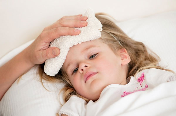 
Khi trẻ sốt cần phải theo dõi thường xuyên để đề phòng những biến chứng nguy hiểm. Ảnh minh họa
