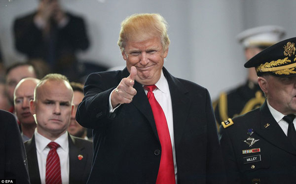 
Donald Trump giữ nguyên thần thái tự tin cùng thái độ phấn khởi của mình trong lễ nhậm chức.
