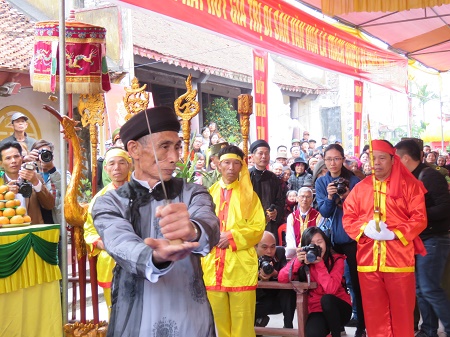 Trưởng thôn Hòa Liễu đang cầm dao bầu thực hiện nghi thức thề