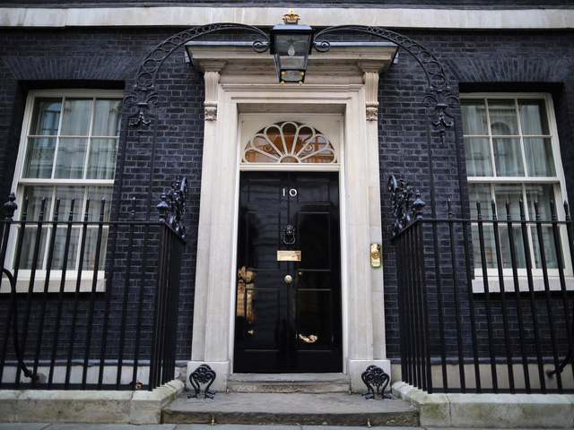Số 10 phố Downing là nơi ở và làm việc của thủ tướng Anh, tọa lạc tại khu Whitehall ở trung tâm London. Đây là dinh thự chính thức của các thủ tướng Anh kể từ năm 1735, khi Vua George II chuyển giao tòa nhà cho Thủ tướng Anh khi đó là Robert Walpole.