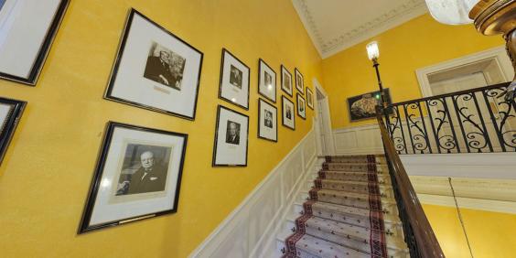 Các bức tường của cầu thang có chân dung của tất cả các thủ tướng Anh, được sắp xếp theo thứ tự từ dưới lên trên.