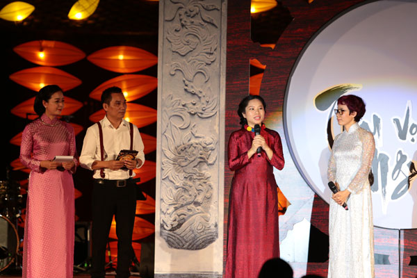 
Đại diện Thu Vọng Nguyệt trao quà cho quỹ Thiện Nhân.
