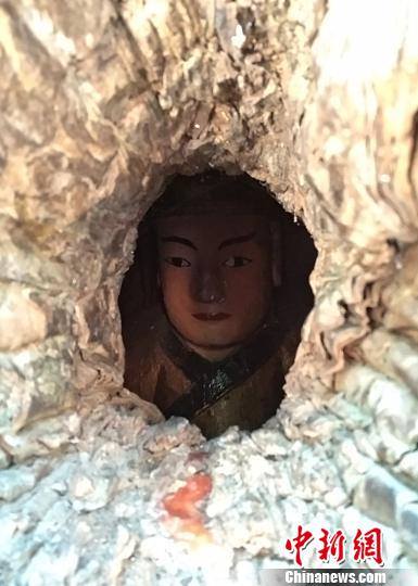 Theo truyền thuyết, bức tượng được dựng l&ecirc;n để tưởng nhớ triết gia người Trung Quốc Chu Hi (1130-1200) sau khi &ocirc;ng qua đời v&agrave; được đặt trong th&acirc;n c&acirc;y th&ocirc;ng qua một vết nứt.