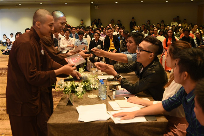 Hình ảnh hai thí sinh được giám khảo chúc mừng