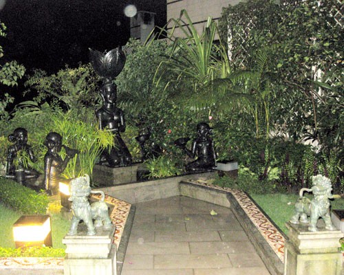 Một khoảng vườn trên lầu đặt nhiều bức tượng nghệ thuật Chăm.
