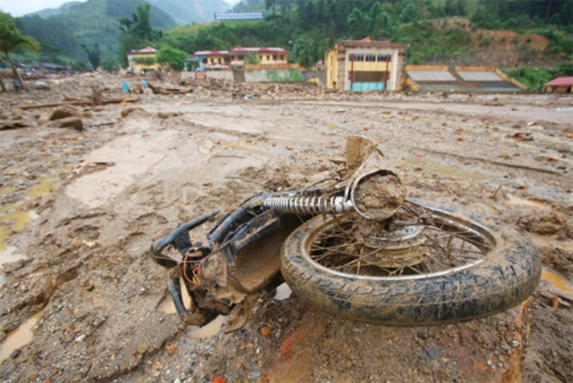 Cảnh tan hoang sau lũ.