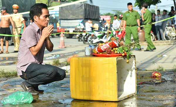 Một m&acirc;m c&uacute;ng được lập tạm bợ ngay b&ecirc;n ngo&agrave;i xưởng b&aacute;nh.
