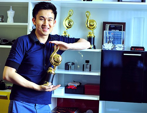 Góc trưng bày những giải thưởng âm nhạc mà Dương Triệu Vũ từng đạt được. Đó là kỷ niệm chương, cúp vàng của chương trình Cặp đôi hoàn hảo, Bài hát Việt, Mai Vàng, Zing Music Awards…