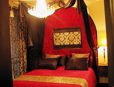Phòng ngủ cũng được trang trí bởi hai màu chủ đạo đỏ và đen với màu giấy dán tường cổ điển
