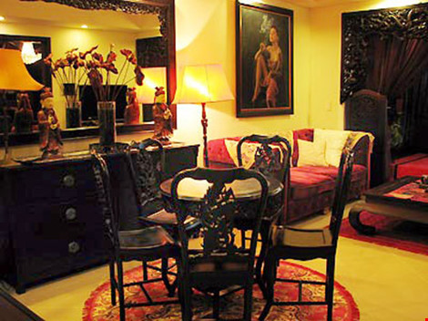 Phòng khách được sử dụng mẫu thảm trải sàn và ghế sofa mầu đỏ đen
