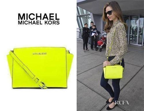 
Miranda Kerr chuộng túi Michael Kors.
