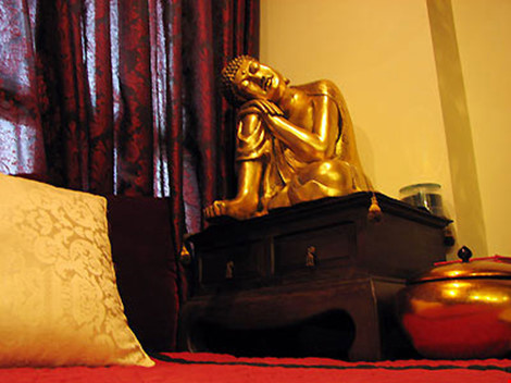 Tượng Phật nhũ vàng trong khu vực thiền